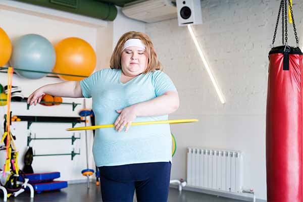 Jeune femme dans une salle de sport