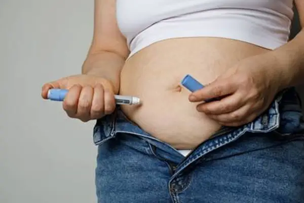 femme avec seringue, s'injectant un médicament